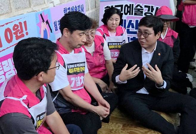 최휘영 문화체육관광부 장관(오른쪽)이 24일 학교 예술 강사의 처우 개선을 요구하며 청와대 앞에서 7일째 단식 농성 중인 성석주 전국학교비정규직노동조합 예술강사분과 전국분과장을 만나 학교 예술 강사 지원 예산을 증액하기 위해 최선을 다하겠다는 의사를 전달하고 있다. 문화체육관광부