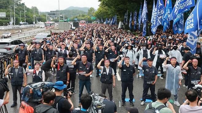 현대자동차 노동조합(금속노조 현대차지부)이 올해 임금협상 난항으로 전면 파업에 들어간 지난 8월 21일 서울 서초구 현대자동차 본사 앞에서 전국금속노동조합 자동차업종 조합원들이 공동파업대회를 열고 구호를 외치고 있다.ⓒ연합뉴스