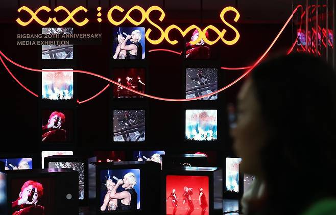 24일 서울 중구 을지로입구역 ‘K-문화 스테이션’에서 열린 빅뱅 20주년 기념 미디어 전시가 시민들의 눈길을 사로잡고 있다.   서울시는 서울광장 지하 13미터, 시청역과 을지로입구역 사이에 있는 길이 335m 규모의 공간을 K-문화 스테이션으로 조성해 이날 정식 개장했다. 2026.8.24/뉴스1