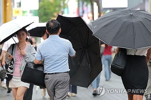 비가 왔다가 찌는 무더위, 오락가락하는 날씨. [연합뉴스]