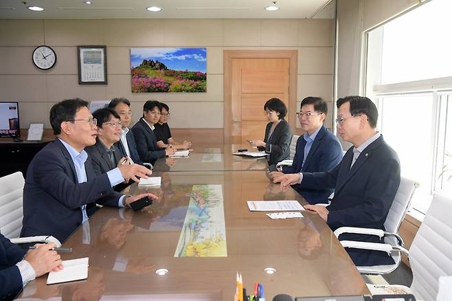 고광완 전남광주통합특별시 안전민생부시장(오른쪽)이 24일 전남광주통합특별시 광주청사에서 염성진 SK하이닉스 사장과 호남권 반도체 클러스터의 성공적 추진을 위한 협력방안을 논의하고 있다.