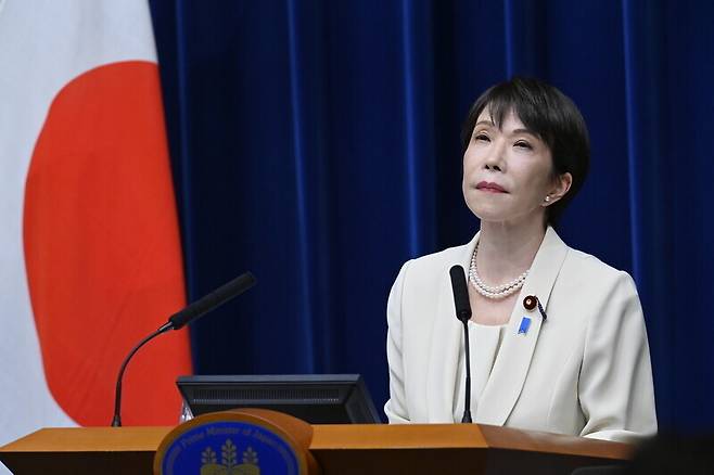 지난달 27일 다카이치 사나에 일본 총리가 특별국회 폐회 뒤 기자회견에서 생각에 잠겨 있다. EPA 연합뉴스