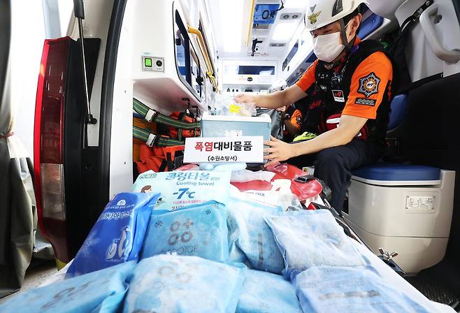 폭염이 이어지며 온열질환자 발생도 늘어나고 있는 7일 경기 수원시 장안구 수원소방서 정자119안전센터에서 문연호 소방장과 김승태 소방사가 얼음조끼와 아이스팩 등 폭염 관련 물품을 준비하고 있다. 연합뉴스