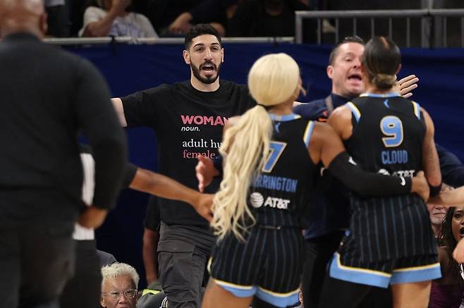 NBA 출신 칸터(왼쪽)가 24일 시카고 소속 클라우드(9번)과 언쟁을 벌이고 있는 모습. 칸터는 이날 '성인 인간 여성'이라는 문구가 적힌 티셔츠를 입고 경기장을 찾았다가 선수와 언쟁을 벌인 뒤 퇴장 조치됐다. AFP=연합뉴스