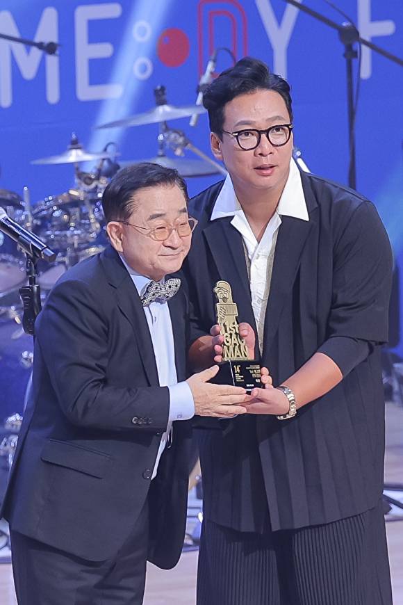 제1회 전유성상 수상자 박준형(오른쪽)과 시상자 이홍렬 [사진=부코페 조직위원회]