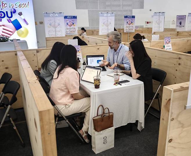 ‘2026 뷰티트레이드쇼’ 행사장에서 해외 바이어와 상담하는 국내 기업인들 / 출처=IT동아