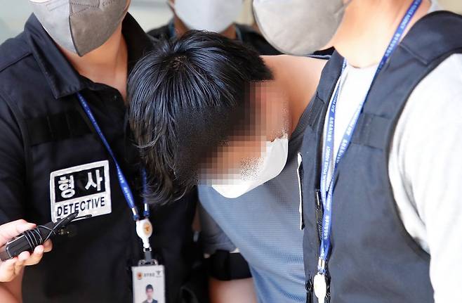 [제주=뉴시스] 우장호 기자 = 장미란(37)씨 등 실종자 허위 종결 사건으로 직무유기 등 혐의를 받고 있는 제주 서부경찰서 소속 A경장이 24일 오전 제주동부경찰서 유치장에서 제주지법에서 열리는 체포적부심에 출석하기 위해 이동하고 있다. 2026.08.24. woo1223@newsis.com