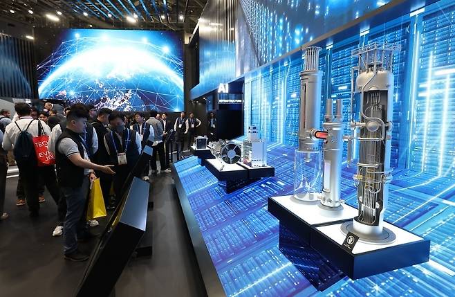 2026 CES 전시회 두산밥캣 부스에 전시된 SMR 모형. 사진=연합뉴스