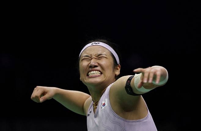 안세영이 23일 끝난 BWF 세계선수권대회 여자 단식 결승전에서 우승을 확정한 뒤 포효하고 있다. 로이터연합뉴스