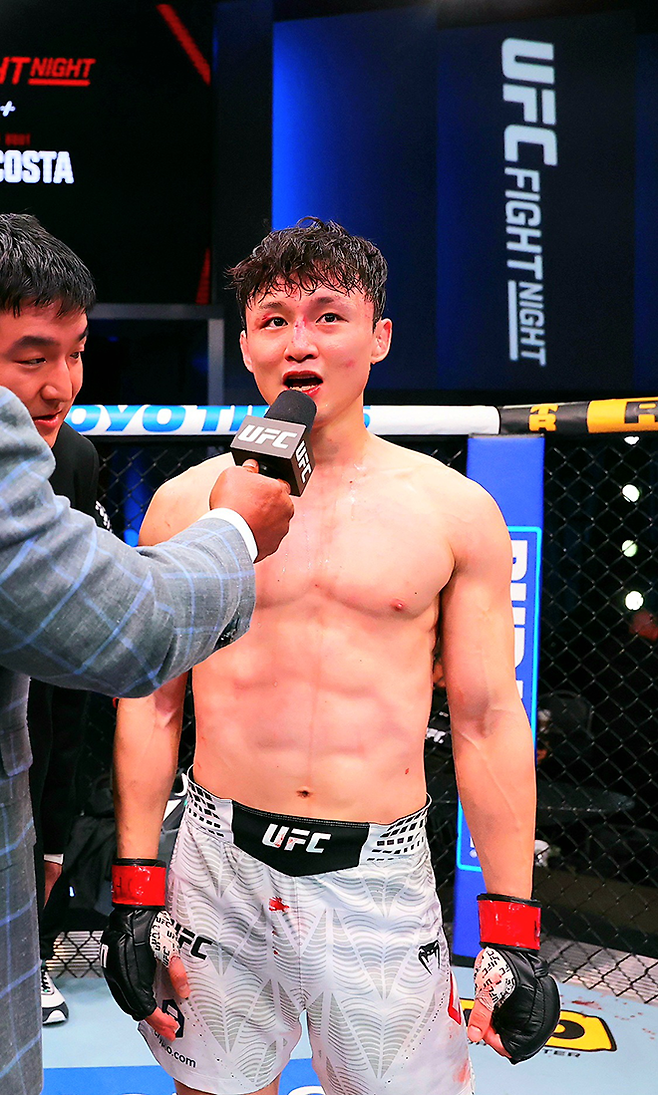 명예의 전당 헌액자 ‘코리안 슈퍼보이’ 최두호가 2026년 5월 미국 네바다주 엔터프라이즈 메타 에이펙스에서 UFC 6승 달성 후 옥타곤 인터뷰를 하고 있다. 사진=TKO