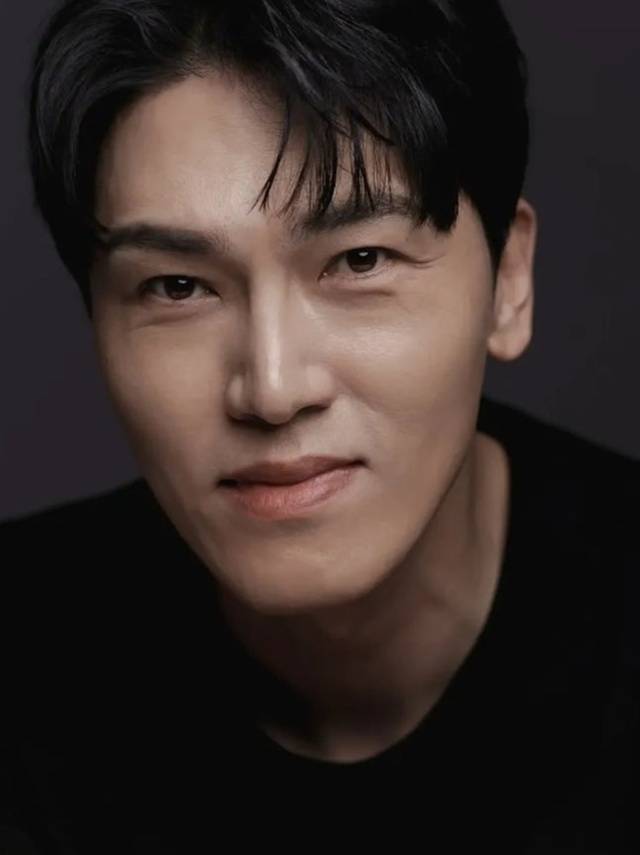 정평은 24일 자신의 SNS에 “New profile. 정평”라는 짧은 글과 함께 새롭게 촬영한 프로필 사진 여러 장을 게재했다.
