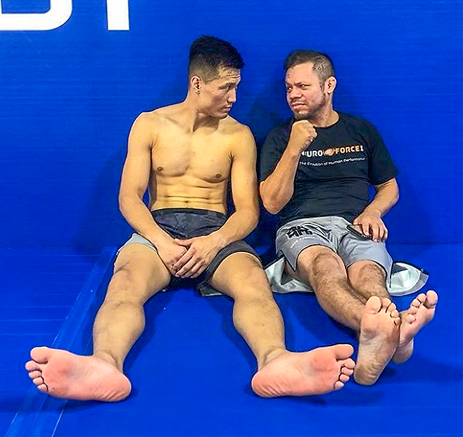 ‘코리안 좀비’ 정찬성은 2021년 6월 미국 네바다주 엔터프라이즈의 메타 에이펙스에서 UFC 베이거스 29 메인이벤트 승리 후 “에릭 알바라신은 모든 훈련을 실전처럼 느끼게 만들어줬습니다”라며 지도에 고마워했다. 사진@koreanzombiemma
