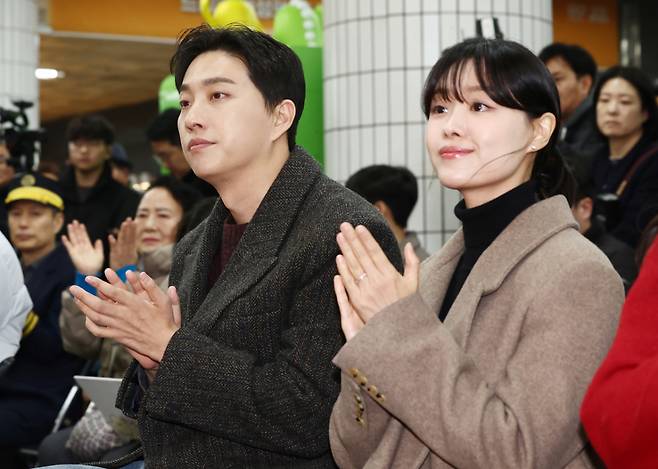 가수 송지은(오른쪽), 박위 부부. 사진은 2015년 12월29일 서울 강서구 까치산역에서 열린 전역사 1역사 1동선 확보 기념행사에 참석한 모습 /사진=뉴스1