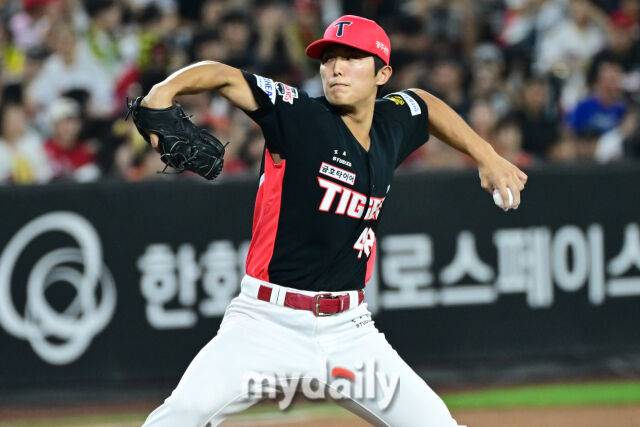 18일 대전 한화생명 볼파크 야구장에서 열린 '2026 신한 SOL KBO리그' KIA 타이거즈와 한화 이글스 경기. KIA 이의리가 8회말 2사 1-2루 마운드에 올라 힘차게 투구하고 있다./마이데일리