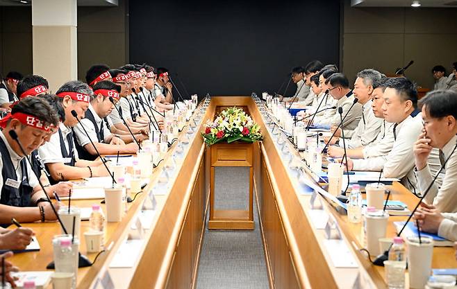 [울산=뉴시스] 현대자동차 노사 관계자들이 지난 5월 6일 울산공장 본관 동행룸에서 올해 임금협상 상견례를 가졌다. (사진=현대자동차 제공) 2026.05.06. photo@newsis.com *재판매 및 DB 금지
