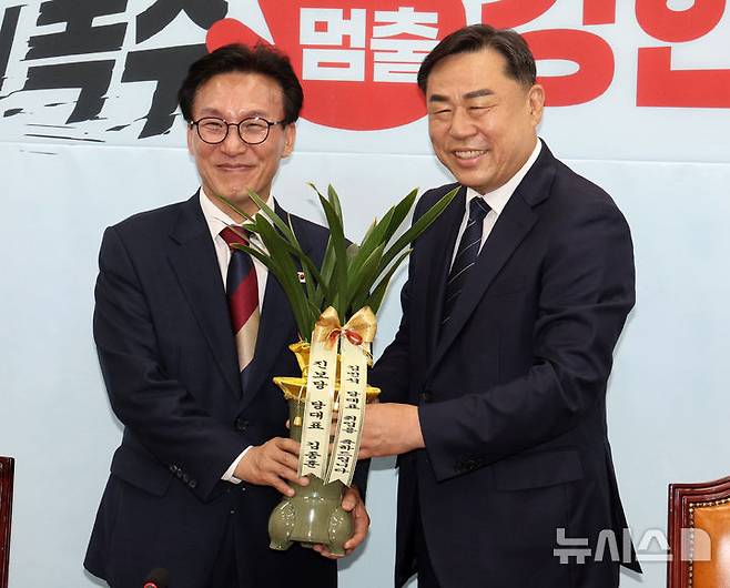 [서울=뉴시스] 고범준 기자 = 김민석 더불어민주당 대표가 24일 서울 여의도 국회에서 김종훈 진보당 대표를 예방하며 기념촬영을 하고 있다. 2026.08.24. bjko@newsis.com
