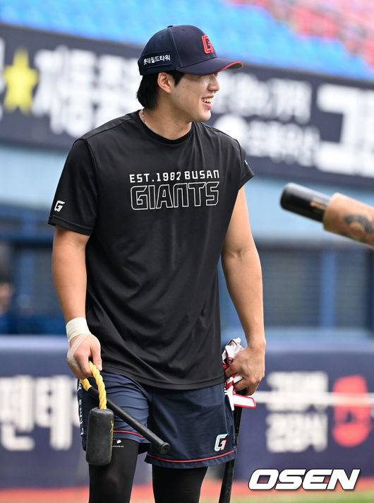 [OSEN=잠실, 조은정 기자]23일 서울 잠실야구장에서 2026 신한 SOL KBO리그 두산 베어스와 롯데 자이언츠의 경기가 열린다.두산은 곽빈, 롯데는 박세웅이 선발로 나선다.롯데 손성빈이 훈련을 위해 그라운드에 나서고 있다. 2026.08.23 /cej@osen.co.kr