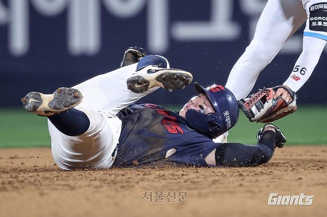 손성빈이 4일 경기 수원 케이티 위즈 파크에서 열린 KT 위즈와 롯데 자이언츠의 경기에서 살기 위해 몸을 돌려가며 상대 수비의 태그를 피하고 있다. 2026.7.4 롯데 자이언츠 제공