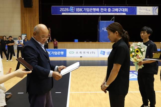 중앙여고 장윤희 감독(오른쪽)이 지난 6일 충북 제천실내체육관에서 열린 2026 IBK기업은행배 전국중고배구대회 18세 이하 여자부 우승 후 감독상을 받았다. /사진=한국중고배구연맹 제공