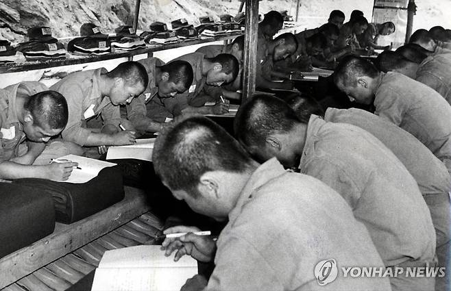 삼청교육대 삼청교육대에서 취침전에 수향록을 쓰고 있다. 1980.08.12 [연합뉴스 자료사진]