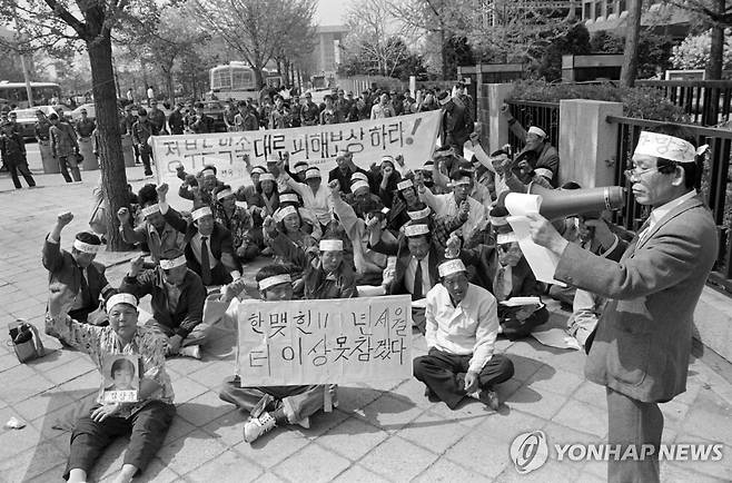 삼청교육 피해자 농성 (서울=연합뉴스) 조보희 기자 = 삼청교육 피해자들이 국회의사당 앞에서 피해 보상을 요구하며 시위를 하고 있다. 1991.5.23