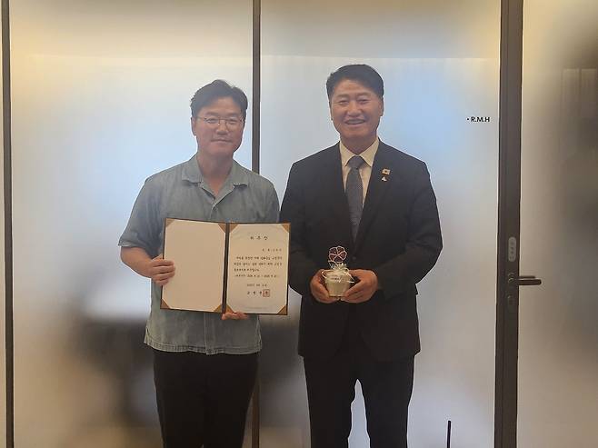 나영석 PD(왼쪽)와 함명준 강원 고성군수 [강원 고성군 제공. 재판매 및 DB 금지]