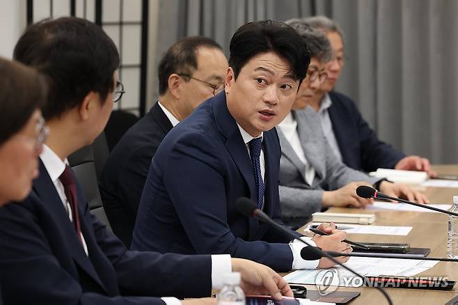 인사말하는 박문성 프로축구 성장위원회 공동위원장 (서울=연합뉴스) 류효림 기자 = 박문성 프로축구 성장위원회 공동위원장이 11일 서울 종로구 국립현대미술과 대회의실에서 열린 프로축구 성장위원회 2차 전체회의에서 인사말을 하고 있다. 2026.5.11 ryousanta@yna.co.kr