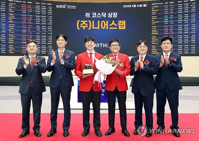 니어스랩 코스닥시장 상장기념식 (서울=연합뉴스) 24일 서울 영등포구 한국거래소에서 열린 니어스랩 코스닥시장 상장기념식에서 관계자들이 상장기념패 전달 후 기념 촬영하고 있다.
    왼쪽부터 박종식 한국IR협의회 부회장, 민경욱 한국거래소 코스닥시장본부장, 최재혁 니어스랩 대표이사, 정영석 니어스랩 CTO, 이충훈 삼성증권 부사장, 안승근 코스닥협회 부회장. 2026.8.24 [한국거래소 제공. 재판매 및 DB 금지] photo@yna.co.kr