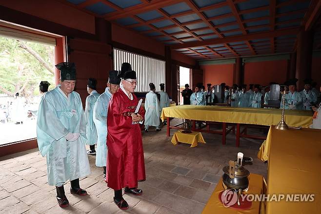 성균관 대성전 준공 및 위패 환안 행차 (서울=연합뉴스) 박동주 기자 = 24일 서울 종로구 성균관 대성전에서 '서울 문묘 및 성균관 대성전 보수공사'가 마무리되고 열린 준공식에 앞서 대성전 위패를 본래 자리로 모시는 환안 행차가 진행되고 있다. 2026.8.24 pdj6635@yna.co.kr