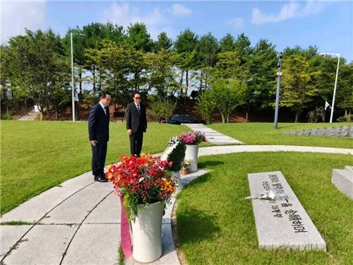 24일 노태우 전 대통령 묘역 참배하는 다이빙 주한 중국대사(왼쪽) [주한 중국대사관 소셜미디어 캡처. 재판매 및 DB 금지]
