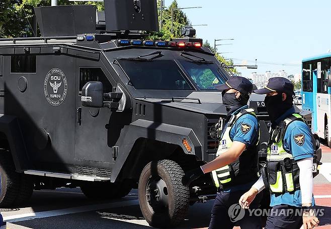 장갑차 배치된 야탑역 [촬영 홍기원] 2024.9.23