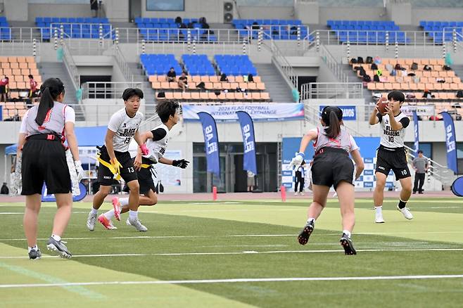 지난 23일 군위종합운동장에서 열린 ‘2026년 한·일 유소년 플래그풋볼 교류전’ 경기 모습. /군위군 제공