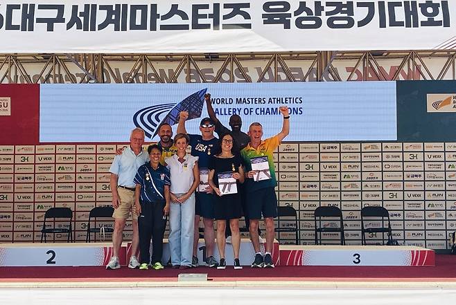 제2회 ‘챔피언의 전당’ 헌액식에서 조 아피아 MBE(영국), 존 미거(호주), 스콧 에릭슨(미국), 자넬 델라니(호주), 렁 치청(홍콩) 등 5명의 선수와 관계자들이 기념촬영을 하고 있다. /황인무 기자