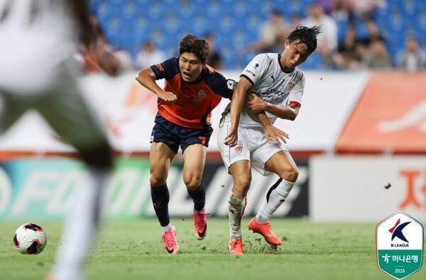 25일 오후 7시30분 제주월드컵경기장에서 벌어진 포항스틸러스와 제주SK와의 하나은행 K리그1 25라운드 원정경기에서 니시야 켄토(오른쪽)와 제주 박창준이 몸싸움을 하고 있다. 한국프로축구연맹 제공