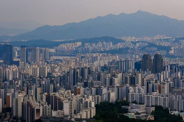 법인 명의 고가주택을 사주 일가의 사저나 별장처럼 활용한 기업 50곳이 국세청 세무조사를 받는다. 이들의 탈루 혐의 금액은 약 1조9000억원으로, 회사 돈으로 인테리어비와 관리비, 유학비 등을 부담한 정황도 포착됐다. 픽사베이