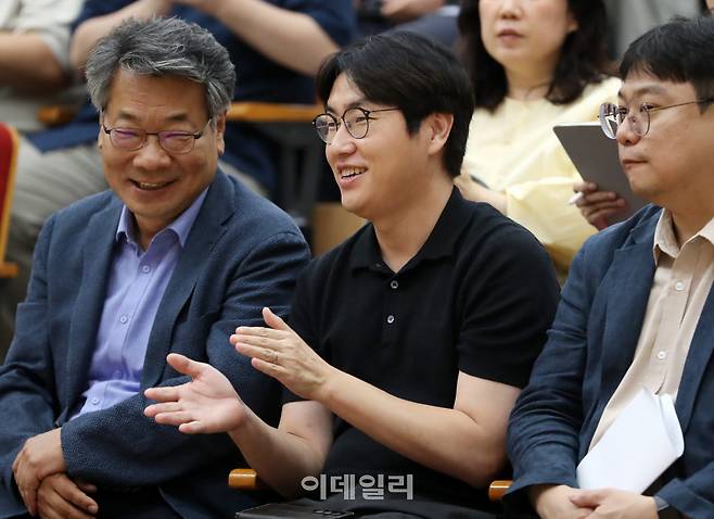 [포토] 출판인과 대화하는 하정우 전 수석