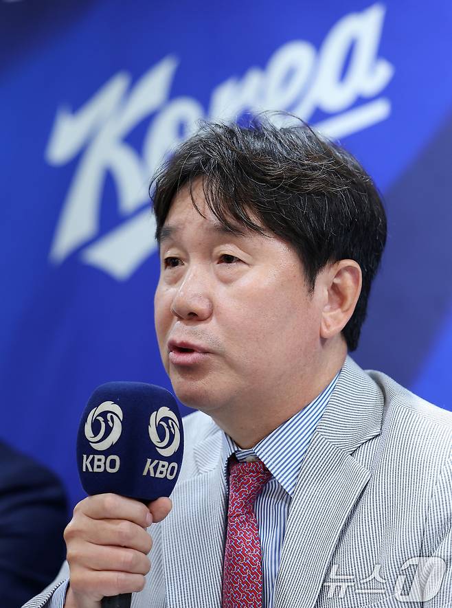 류지현 한국 야구대표팀 감독이 11일 서울 중구 한국프레스센터에서 열린 2026 아이치·나고야 아시안게임 야구 국가대표팀 최종 명단 발표 기자회견에서 취재진의 질문에 답하고 있다. 2026.6.11 ⓒ 뉴스1 김성진 기자
