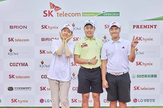 발달장애 골프선수 김선영(왼쪽)과 허도경(오른쪽)이 24일 88CC에서 열린 SK텔레콤 어댑티브 오픈에서 우승, 준우승을 차지한 뒤 이승민과 기념촬영하고 있다. 사진 | SK텔레콤