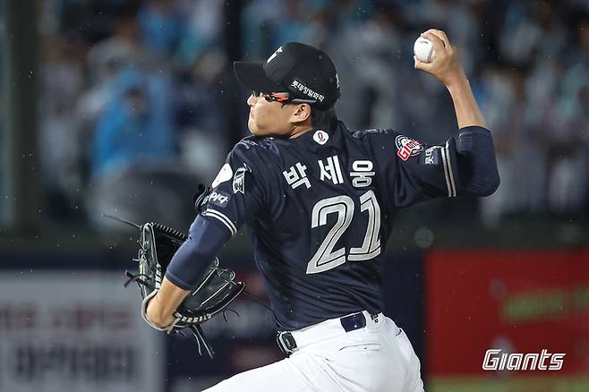 롯데 박세웅이 15일 부산 사직구장에서 열린 2026 KBO리그 정규시즌 NC전에 선발 등판해 역투하고 있다. 사잔 | 롯데 자이언츠