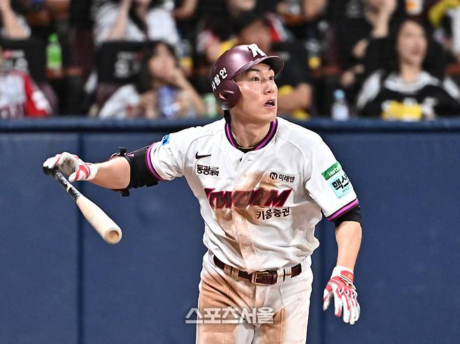 키움 서건창이 12일 서울 고척스카이돔에서 열린 2026 KBO리그 LG전 6회말 1사 2루 상황에서 LG 임찬규를 상대로 안타를 치고 있다. 고척 | 박진업 기자 upandup@sportsseoul.com