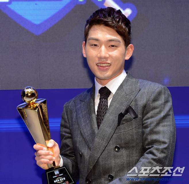 2014 프로야구 최우수선수(MVP)와 최우수신인선수 선정 및 각 부문별 시상식이 18일 오후 서울 양재동 더케이 호텔에서 열렸다. 최우수선수상을 수상한 넥센 서건창이 미소를 짓고 있다.

허상욱 기자 wook@sportschosun.com/2014.11.18/