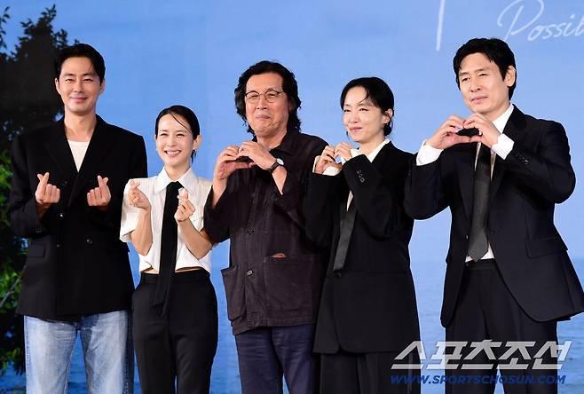 25일 서울 마포 호텔나루 서울 엠갤러리에서 영화 '가능한 사랑' 제작보고회가 열렸다. 포즈를 취하고 있는 주연배우와 이창동 감독. 마포=송정헌 기자songs@sportschosun.com/2026.08.25/