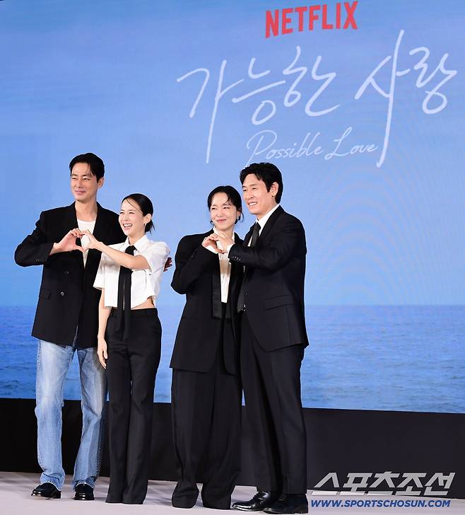 25일 서울 마포 호텔나루 서울 엠갤러리에서 영화 '가능한 사랑' 제작보고회가 열렸다. 포즈를 취하고 있는 조인성, 조여정, 전도연, 설경구. 마포=송정헌 기자songs@sportschosun.com/2026.08.25/