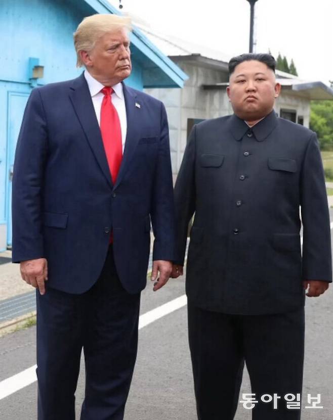 도널드 트럼프 미국 대통령이 트루스소셜에 올린 김정은 북한 국무위원장과 함께 있는 사진. 트루스소셜 캡쳐