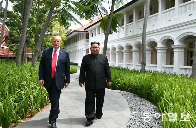 도널드 트럼프 미국 대통령이 트루스소셜에 올린 김정은 북한 국무위원장과 함께 있는 사진. 트루스소셜 캡쳐
