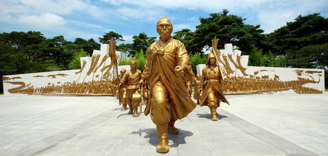 전북 정읍시에 건립된 동학농민혁명기념공원 조형물 ‘불멸, 바람길’. [정읍시 제공 = 연합뉴스]