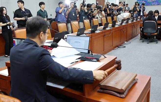 국회 운영위원장인 한병도 더불어민주당 원내대표가 25일 국회에서 열린 운영위원회 전체회의에서 의사봉을 두드리고 있다. 이날 회의에서는 국민의힘 소속 위원들이 불참한 가운데 이진숙 의원 제명 촉구 결의안이 의결됐다. 연합뉴스
