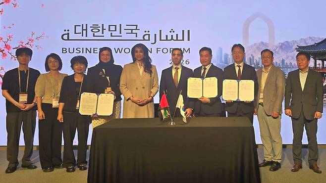 남원시와 UAE 샤르자 연구기술혁신단지(SRTIP), 남원시바이오산업연구원 관계자들이 25일 바이오산업 국제협력을 위한 3자 업무협약을 체결한 뒤 기념촬영을 하고 있다. [사진=남원시]