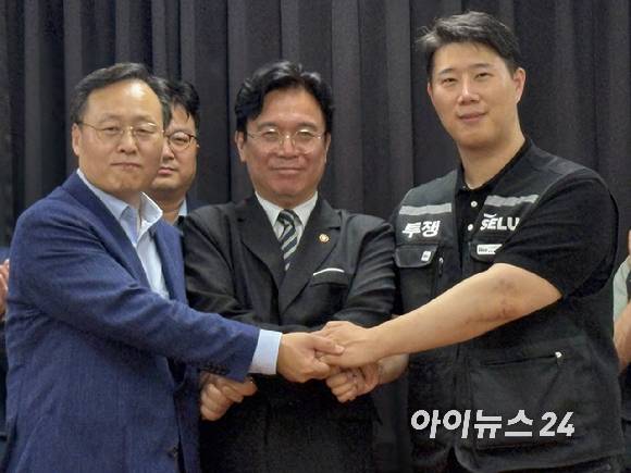 여명구(왼쪽부터) 삼성전자 DS부문 부사장, 김영훈 고용노동부 장관, 최승호 초기업노조 위원장이 지난 5월 20일 수원 경기고용노동청에서 열린 노사 대화를 마치고 손을 맞잡고 있다. [사진=권서아 기자]