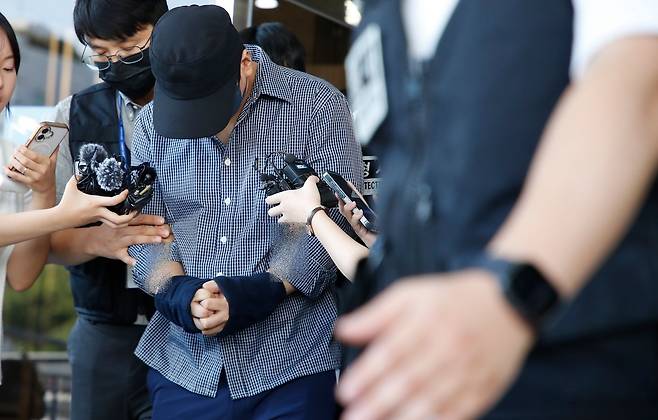 장미란(37)씨 등 실종자 허위 종결 사건으로 직무유기 등 혐의를 받고 있는 제주 서부경찰서 소속 부 경장이 25일 오후 제주지방법원에서 구속 전 피의자 심문(영장실질심사)를 받은 후 이동하고 있다. 뉴시스